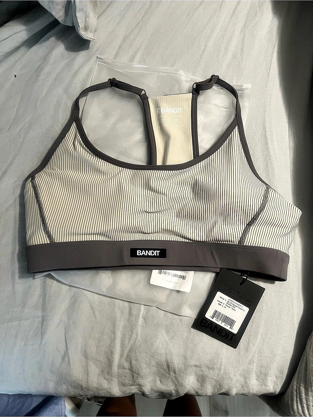 WOMEN'S STRIPED CADENCE STRAPPY RUN BRA - PLASTER / SLATE (MEDIUM)